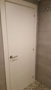 puerta madera blanca baño