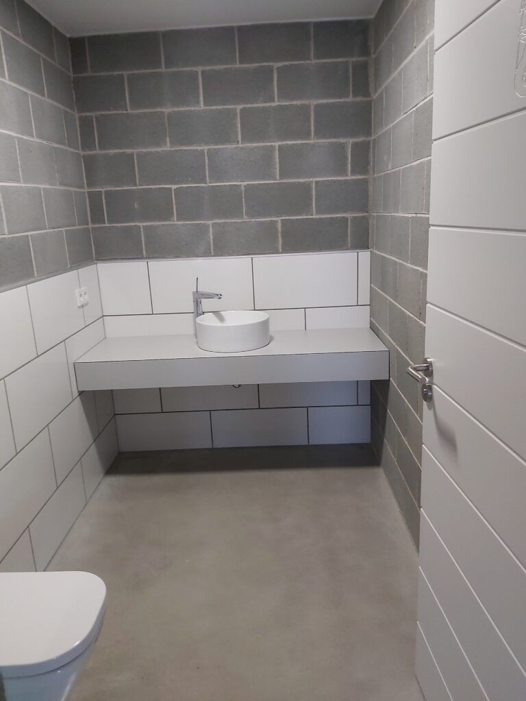 Revestimiento baño gris